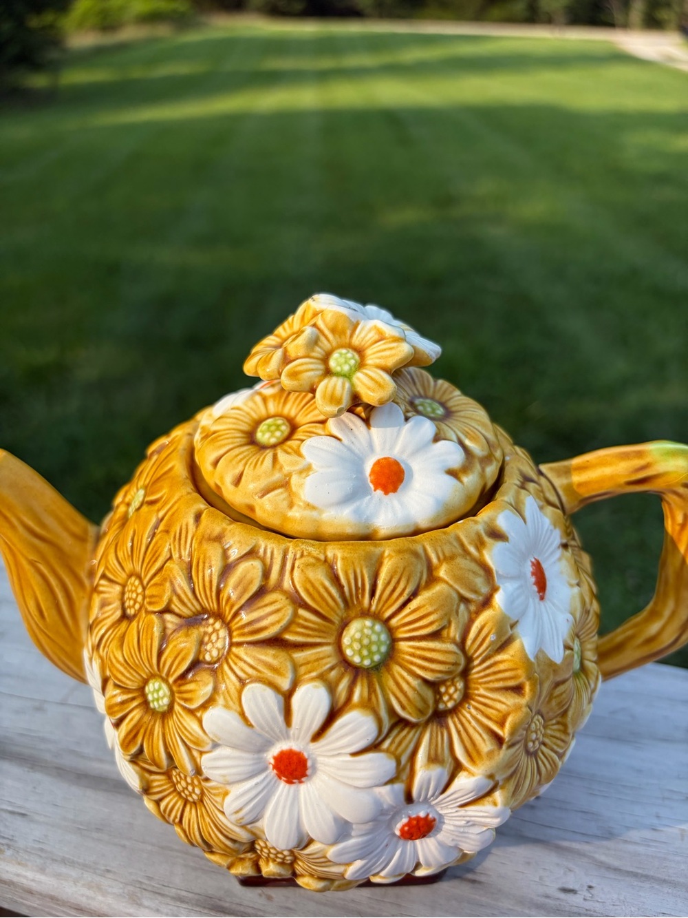 Vintage Fred Roberts Gold & White Daisy Ceramic Teapot W/Lid. 6.5"H 1960-70s - Picture 3 of 12